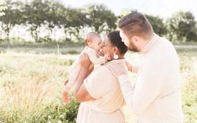 Gezinsshoot in een bloemenveld